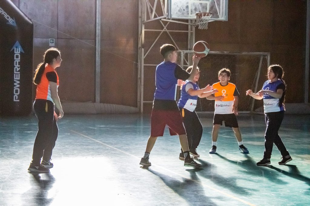 El deporte como herramienta de transformación social: más de 150 niños se benefician con programa de Fútbol Más y Coca-Cola Embonor