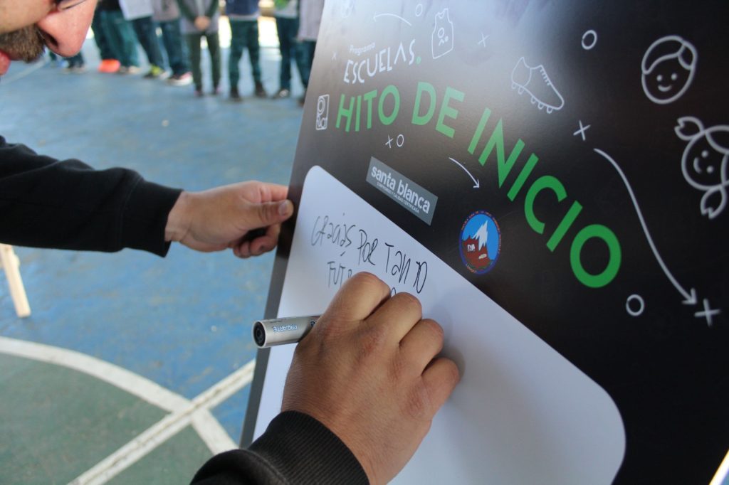 Dos establecimientos educacionales de Longaví refuerzan su compromiso con la educación integral junto a Fútbol Más y Forestal Santa Blanca