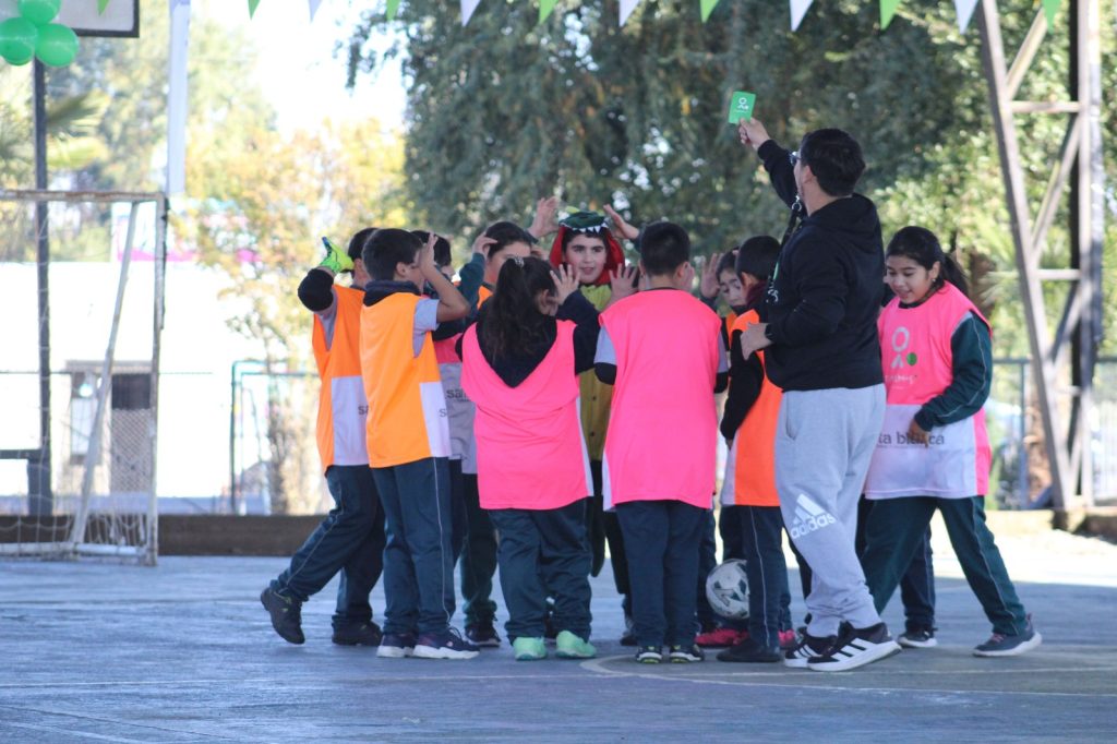 Dos establecimientos educacionales de Longaví refuerzan su compromiso con la educación integral junto a Fútbol Más y Forestal Santa Blanca