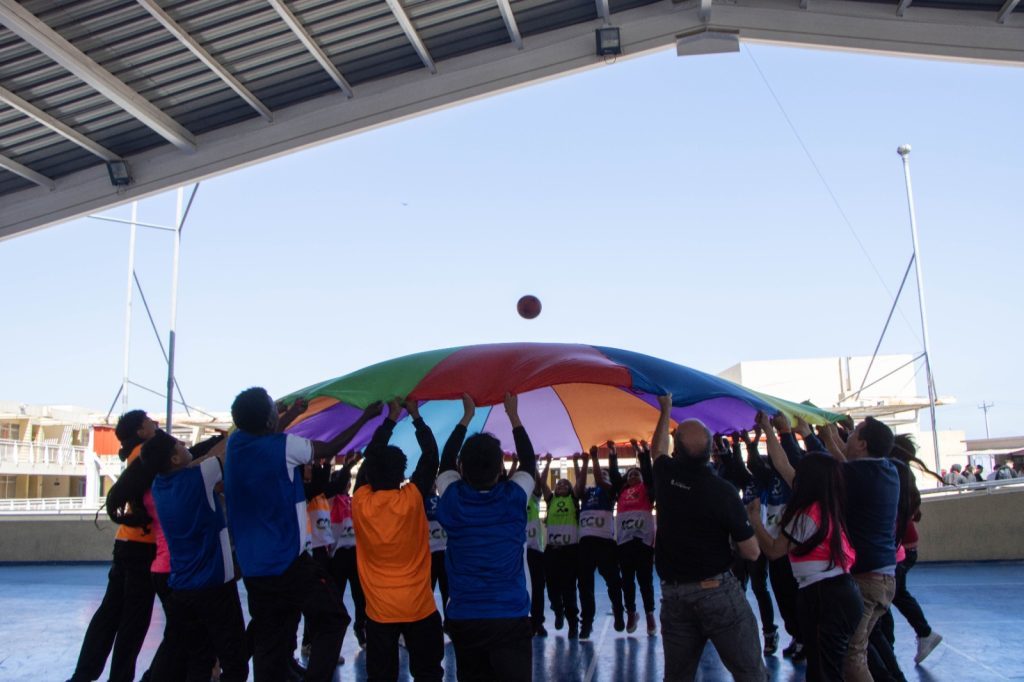 Con el apoyo de CCU, programa Escuelas de Fútbol Más llega a uno de los liceos más grandes de Chile