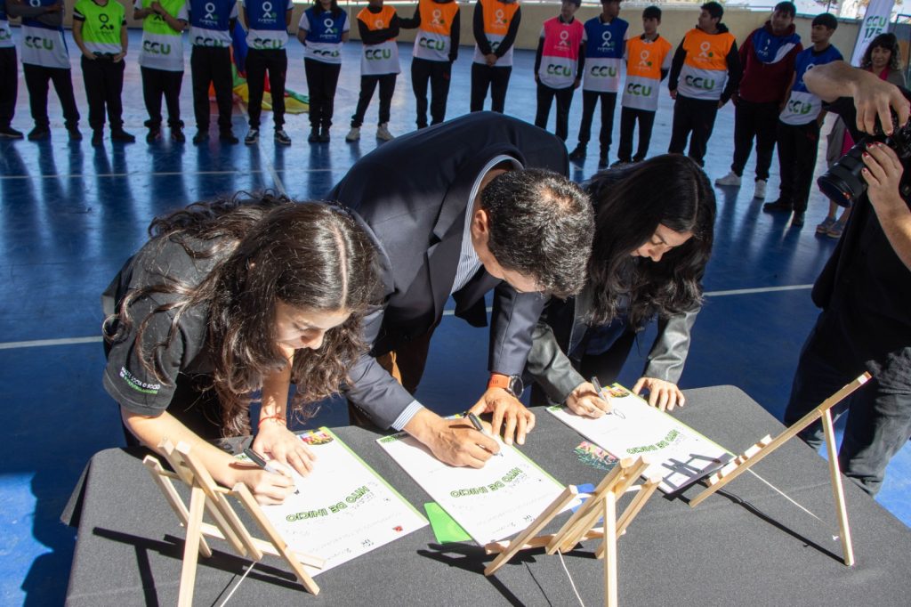 Con el apoyo de CCU, programa Escuelas de Fútbol Más llega a uno de los liceos más grandes de Chile