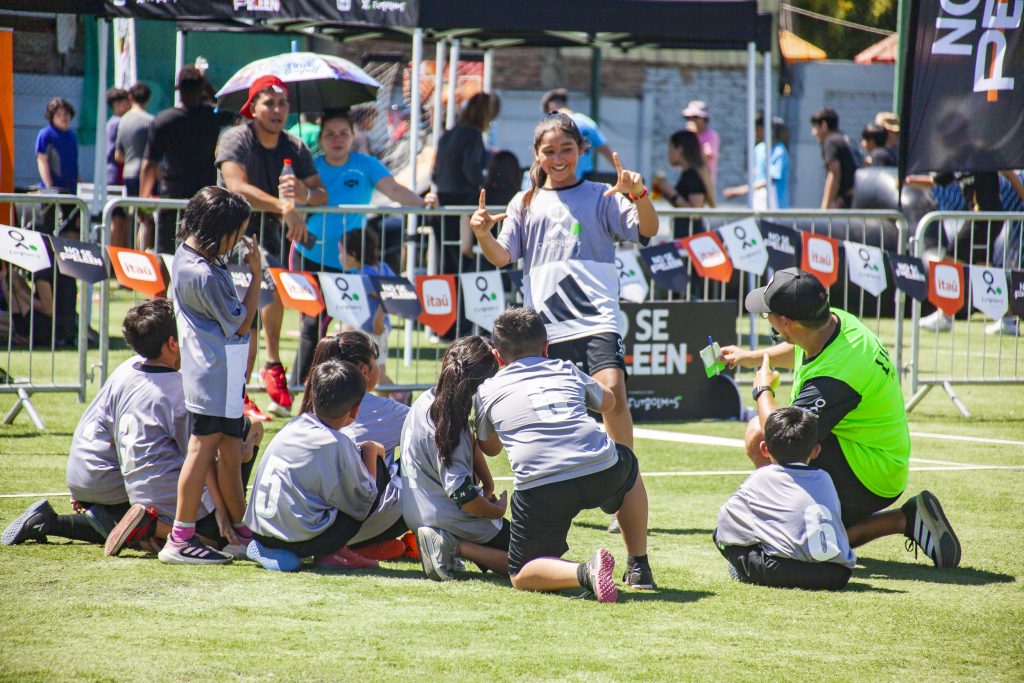 Ocho barrios de la región Metropolitana se volvieron a reencontrar en el Encuentro Regional de Fútbol Más  