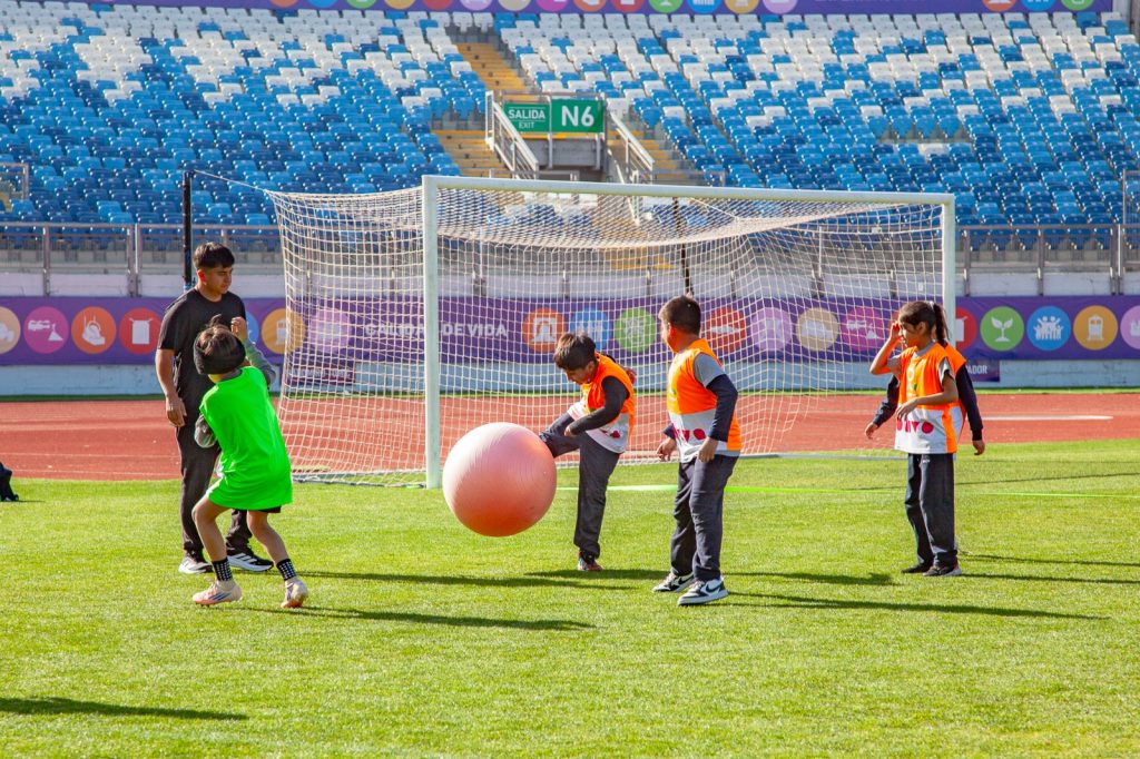 Más de 250 niños y niñas vivieron una jornada inolvidable en la cancha principal del Estadio El Teniente 