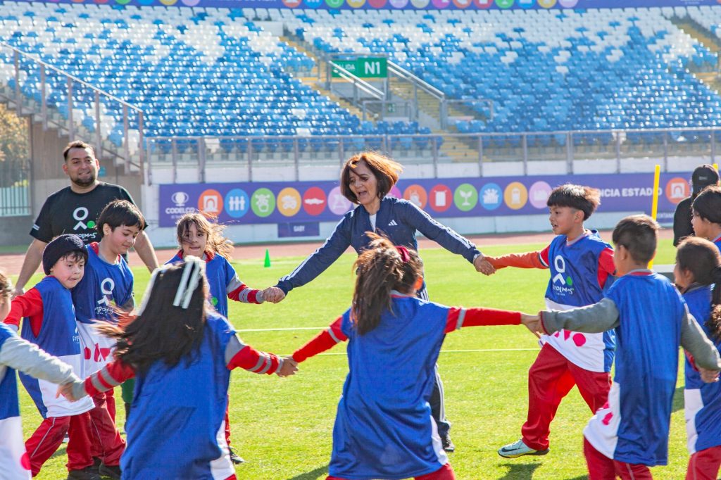 Más de 250 niños y niñas vivieron una jornada inolvidable en la cancha principal del Estadio El Teniente 