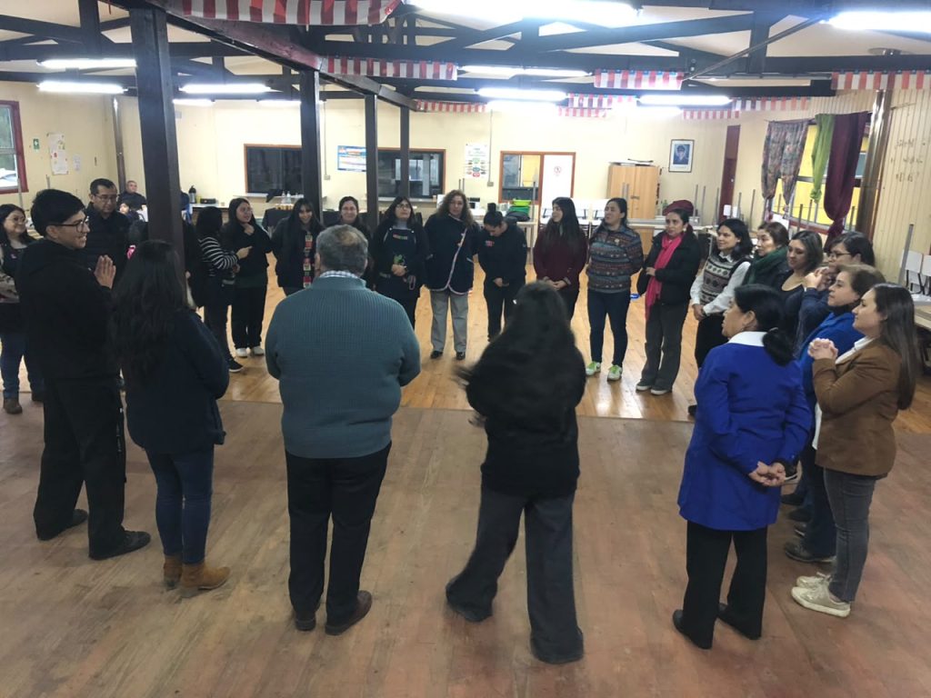 En la localidad de Ciruelos, San José de la Mariquina, región de Los Ríos, se vivió un nuevo Hito de Inicio del programa Escuelas que Fundación Fútbol Más y Forestal Santa Blanca realizan en la comunidad educativa Fray Bernabé de Lucerna.Con un Camarín Educativo, actividad creada por Fútbol Más para fomentar la cohesión y el bienestar emocional de los docentes, se dio inicio oficialmente al trabajo colaborativo para este 2026. En total, participaron 25 personas de la escuela, entre profesores/ras, directivos y asistentes de la educación, quienes participaron de actividades lúdicas y reflexivas, para terminar la jornada con un coffe entre todos.“Desde Fútbol Más estamos muy contentos por cómo se desarrolló el Hito de Inicio junto a Forestal Santa Blanca, ya que durante la instancia cada docente y asistentes de la educación pudieron participar, compartir y, a través del juego, volver a ser niños. Esta experiencia permitió fortalecer los vínculos, generar espacios de alegría y reconocer la importancia del deporte como herramientas para el desarrollo integral de niños y niñas”, detalló Vannia Pacheco, coordinadora de Fútbol Más en la región de Los Ríos.Asimismo, durante la jornada se realizó la firma simbólica del convenio de colaboración entre Forestal Santa Blanca, Fútbol Más y representantes de la escuela, formalizando el inicio de la intervención y reafirmando el compromiso de las instituciones involucradas con el desarrollo integral de los niños, niñas y adolescentes de Ciruelos.En esta instancia, destacó la presencia de Jocelyn Astorga, administrativa persona y contabilidad de Forestal Santa Blanca, quien participó de toda la actividad organizada por Fútbol Más.Además de la participación de Jocelyn, quien también comentó la importancia de este programa fue Ignacio Vera Izquierdo, gerente general de Forestal Santa Blanca. “Para nosotros es muy valioso continuar fortaleciendo este compromiso junto a Fundación Fútbol Más y la comunidad educativa de Ciruelos. Estamos convencidos de que el deporte y el juego pueden generar espacios de encuentro, aprendizaje y bienestar, aportando al desarrollo de la infancia. Ser parte de este programa representa una oportunidad para acompañar a la comunidad y contribuir, desde el trabajo colaborativo a la comunidad y contribuir desde el trabajo colaborativo, a la construcción de entornos más unidos y con más oportunidades”.Con este nuevo inicio del programa Escuelas, ya son siete años en los cuales Fútbol Más y Forestal Santa Blanca benefician a la comunidad educativa de Ciruelos en San José de la Mariquina. Por ejemplo, tan solo el 2025 y en los meses que va el 2026, ambas instituciones han logrado beneficiar a 150 niños, niñas y adolescentes de la Escuela Fray Bernabé de Lucerna. Sus estudiantes, a través de los años han aprendido habilidades para la vida, valores como el respeto y la creatividad, además de mejorar la convivencia escolar en todo el establecimiento educacional
