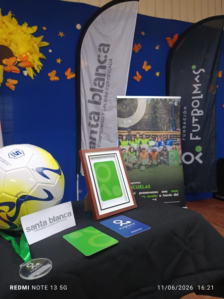 En la localidad de Ciruelos, San José de la Mariquina, región de Los Ríos, se vivió un nuevo Hito de Inicio del programa Escuelas que Fundación Fútbol Más y Forestal Santa Blanca realizan en la comunidad educativa Fray Bernabé de Lucerna.Con un Camarín Educativo, actividad creada por Fútbol Más para fomentar la cohesión y el bienestar emocional de los docentes, se dio inicio oficialmente al trabajo colaborativo para este 2026. En total, participaron 25 personas de la escuela, entre profesores/ras, directivos y asistentes de la educación, quienes participaron de actividades lúdicas y reflexivas, para terminar la jornada con un coffe entre todos.“Desde Fútbol Más estamos muy contentos por cómo se desarrolló el Hito de Inicio junto a Forestal Santa Blanca, ya que durante la instancia cada docente y asistentes de la educación pudieron participar, compartir y, a través del juego, volver a ser niños. Esta experiencia permitió fortalecer los vínculos, generar espacios de alegría y reconocer la importancia del deporte como herramientas para el desarrollo integral de niños y niñas”, detalló Vannia Pacheco, coordinadora de Fútbol Más en la región de Los Ríos.Asimismo, durante la jornada se realizó la firma simbólica del convenio de colaboración entre Forestal Santa Blanca, Fútbol Más y representantes de la escuela, formalizando el inicio de la intervención y reafirmando el compromiso de las instituciones involucradas con el desarrollo integral de los niños, niñas y adolescentes de Ciruelos.En esta instancia, destacó la presencia de Jocelyn Astorga, administrativa persona y contabilidad de Forestal Santa Blanca, quien participó de toda la actividad organizada por Fútbol Más.Además de la participación de Jocelyn, quien también comentó la importancia de este programa fue Ignacio Vera Izquierdo, gerente general de Forestal Santa Blanca. “Para nosotros es muy valioso continuar fortaleciendo este compromiso junto a Fundación Fútbol Más y la comunidad educativa de Ciruelos. Estamos convencidos de que el deporte y el juego pueden generar espacios de encuentro, aprendizaje y bienestar, aportando al desarrollo de la infancia. Ser parte de este programa representa una oportunidad para acompañar a la comunidad y contribuir, desde el trabajo colaborativo a la comunidad y contribuir desde el trabajo colaborativo, a la construcción de entornos más unidos y con más oportunidades”.Con este nuevo inicio del programa Escuelas, ya son siete años en los cuales Fútbol Más y Forestal Santa Blanca benefician a la comunidad educativa de Ciruelos en San José de la Mariquina. Por ejemplo, tan solo el 2025 y en los meses que va el 2026, ambas instituciones han logrado beneficiar a 150 niños, niñas y adolescentes de la Escuela Fray Bernabé de Lucerna. Sus estudiantes, a través de los años han aprendido habilidades para la vida, valores como el respeto y la creatividad, además de mejorar la convivencia escolar en todo el establecimiento educacional