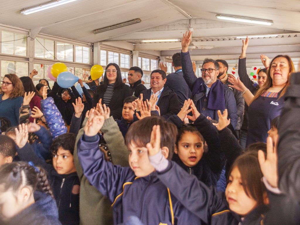 Dos escuelas de Renca reciben material deportivo por parte de Zurich Santander y Fútbol Más