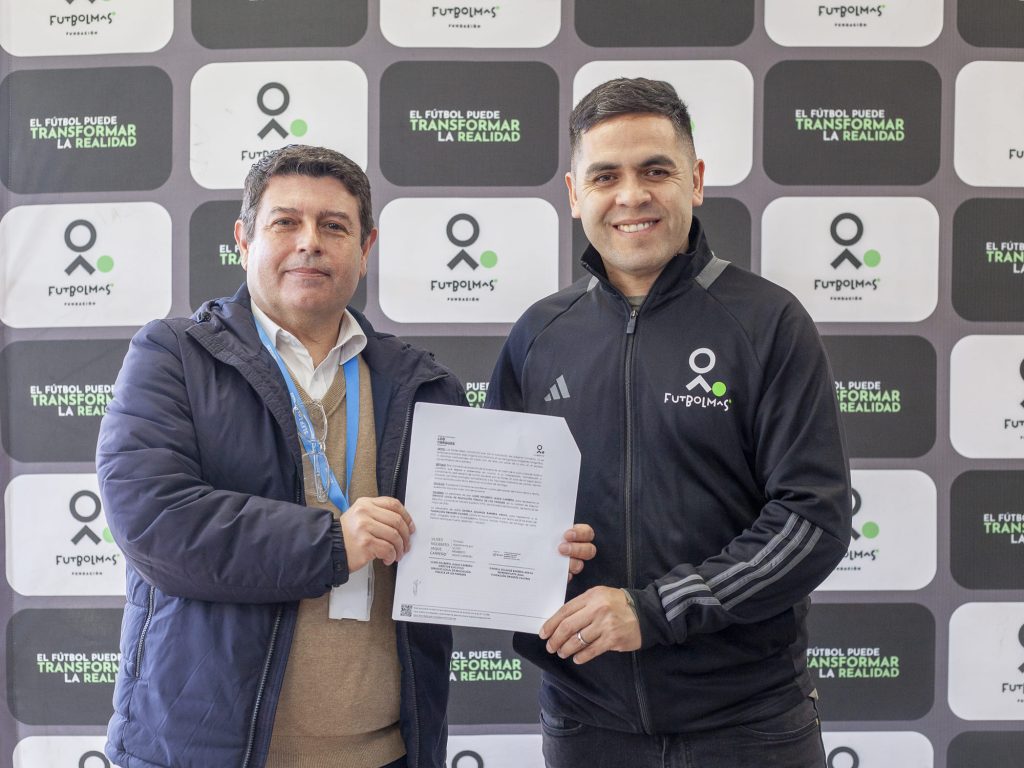 Dos escuelas de Renca reciben material deportivo por parte de Zurich Santander y Fútbol Más